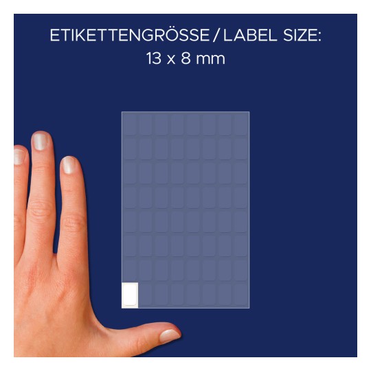 Kuvassa on käsi etikettiarkin vieressä, joka osoittaa etiketin koon olevan 13 x 8 mm.