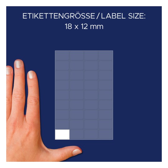 Kuvassa on käsi 18 x 12 mm kokoisten tarrojen ruudukon vieressä, ja tekstissä ilmoitetaan tarran koko. Tausta on tumman sininen.