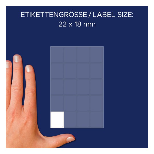 Kuva näyttää käden etikettilehden vieressä, ilmoittaen etiketin koon olevan 22 x 18 mm.