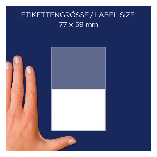 Kuvassa näkyy käsi vierekkäin etikettikokotaulukon kanssa. Etiketin mitat ovat 77 x 59 mm, merkittynä sekä saksaksi että englanniksi. Etiketti koostuu tummansinisestä yläosasta ja valkoisesta alaosasta laivastonsinisellä taustalla.