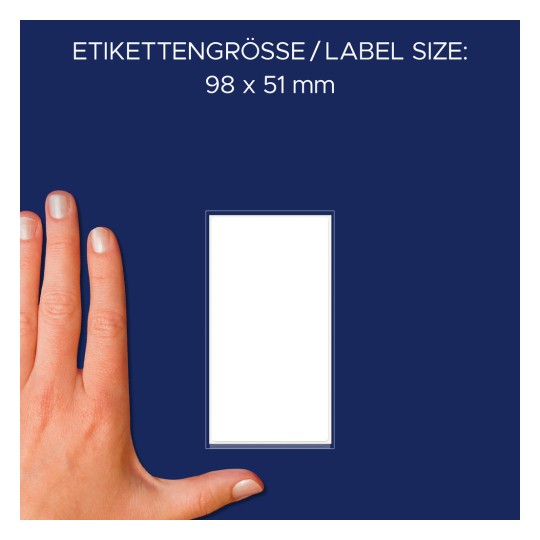 Kuvassa on käsi 98 x 51 mm kokoisen etiketin vieressä sinisellä taustalla.