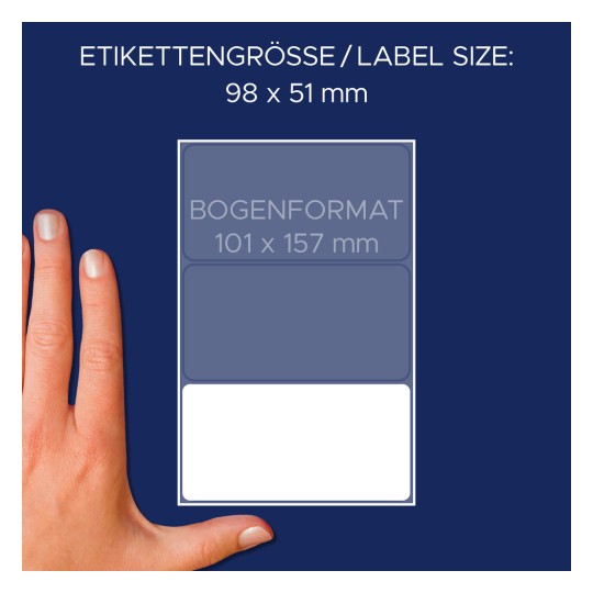 Kuva esittää kättä vierekkäin kokotaulukon kanssa. Se luettelee etiketin mitat 98 x 51 mm ja arkkimuodon 101 x 157 mm, kaikki esitettynä tummansinistä taustaa vasten.
