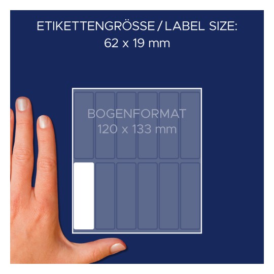 Kuvassa näkyy 62 x 19 mm kokoinen etiketin koko ja 120 x 133 mm kokoinen arkki, ja etikettien vieressä on käsi mittakaavana.
