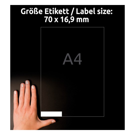 Kuvassa on käsi, joka on asetettu viereen etikettikoon opasta, joka osoittaa mitat 70 x 16,9 mm, mustaa taustaa vasten, ja teksti 'A4' ja 'Größe Etikett / Label size' näkyvät selvästi.