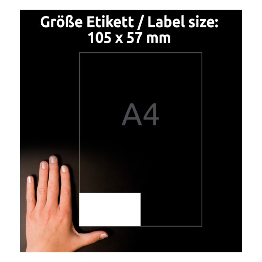 Kuva näyttää käden valkoisen etiketin vieressä mustalla taustalla, ja teksti ilmoittaa etiketin koon olevan 105 x 57 mm.