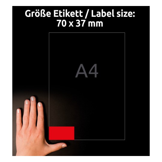 Kuvassa näkyy käsi suorakaiteen muotoisen alueen vieressä, jossa on tulostettu etikettikoko 70 x 37 mm, asetettuna A4-kokoiselle arkille.