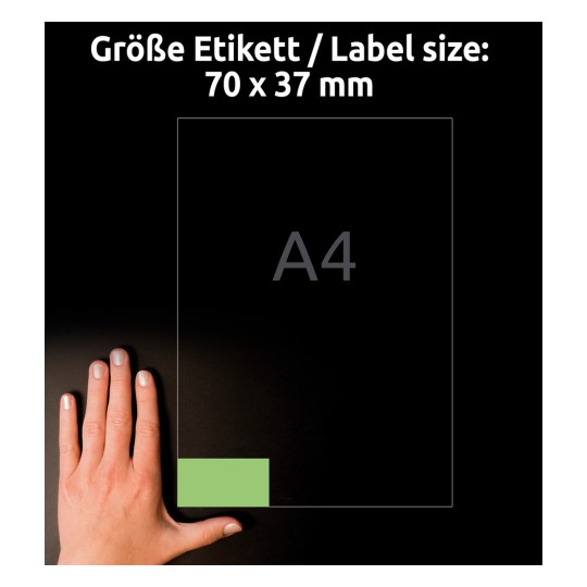 Kuva esittää kättä etikettikokokohdistimen vieressä, joka näyttää mitat 70 x 37 mm, A4-arkin asettelun ohella. Tausta on tumma, korostaen etiketin mittoja.