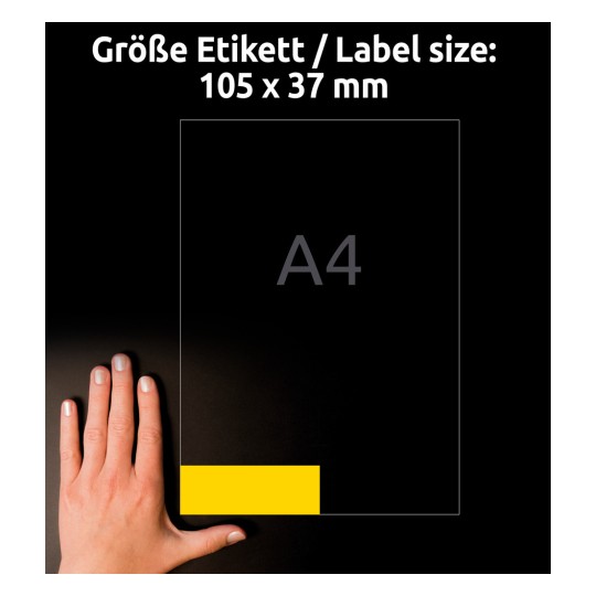 Kuva näyttää käden etikettikokospesifikaation vieressä, jossa ilmoitetaan mitat 105 x 37 mm, ja 'A4' näkyy selvästi esillä.