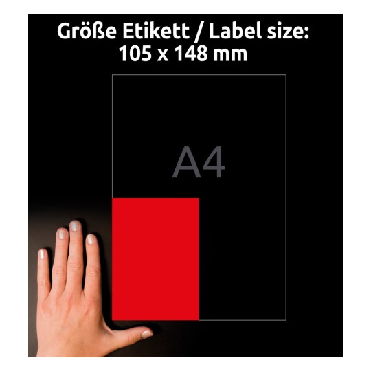 Kuvassa näkyy käsi punaisen suorakulmion vieressä, jossa on merkintä A4, mikä osoittaa etiketin koon olevan 105 x 148 mm mustaa taustaa vasten.