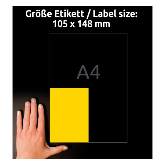 Kuva näyttää käden keltaisen etiketin vieressä, ja siinä on tietoa etiketin koosta (105 x 148 mm) ja A4-paperin koosta.