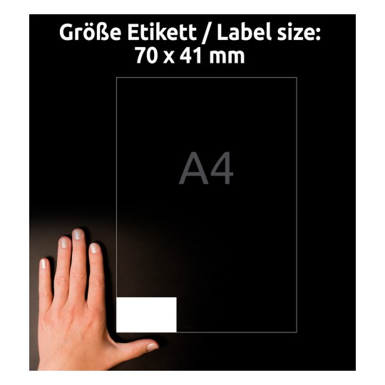 Kuvassa on käsi lapun vieressä, joka osoittaa sen koon olevan 70 x 41 mm, ja yläpuolella tummalla taustalla lihavoidulla tekstillä lukee 'A4' ja 'Größe Etikett / Label size:'.