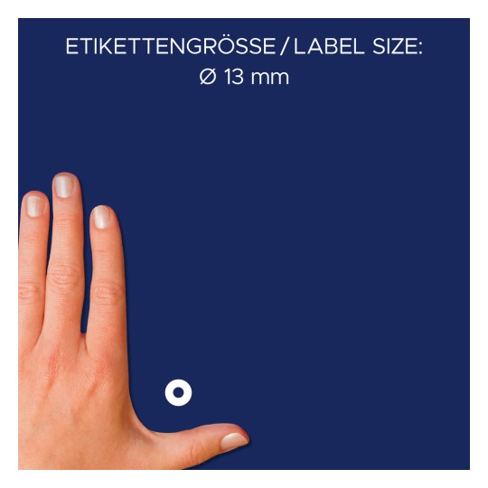 Kuvassa näkyy käsi, joka näyttää kokoviittauksen valkoisen pyöreän etiketin vieressä. Teksti ilmoittaa etiketin koon Ø 13 mm.