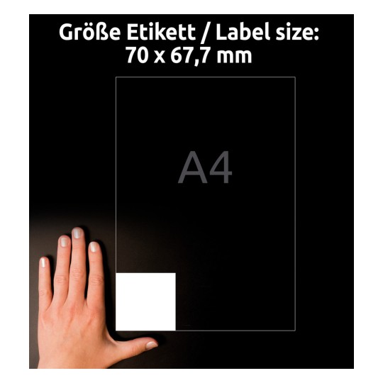 Kuvassa näkyy käsi etiketin koon (70 x 67,7 mm) vieressä, taustalla A4-paperikoko tummalla taustalla.
