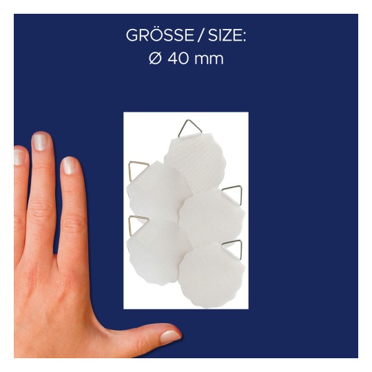 Kuva esittää kättä neljän valkoisen esineen vieressä, jotka muistuttavat metalliklipsillä varustettuja ympyröitä, merkitty "GRÖSSE / SIZE: Ø 40 mm."