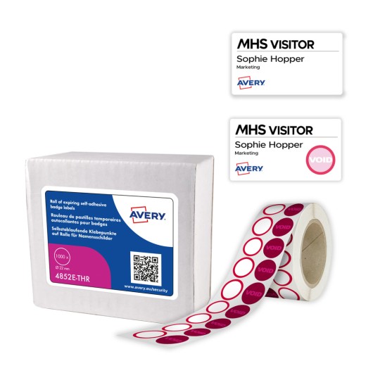 Kuva, jossa on vanhenevia Avery-itseliimautuvia nimikointilappuja, sekä arkit vierailijakortteja ja VOID-tarroja.