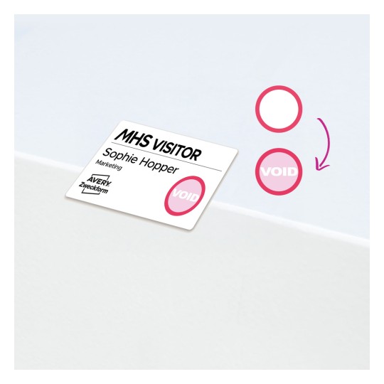 Vierailijakortti, jossa lukee 'MHS VISITOR', nimi 'Sophie Hopper', termi 'VOID' ja Avery Zweckformin logot valkoisella taustalla.