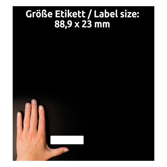 Kuvassa on käsi tyhjän etiketin vieressä mustalla taustalla. Etiketin mitat ovat 88,9 x 23 mm.