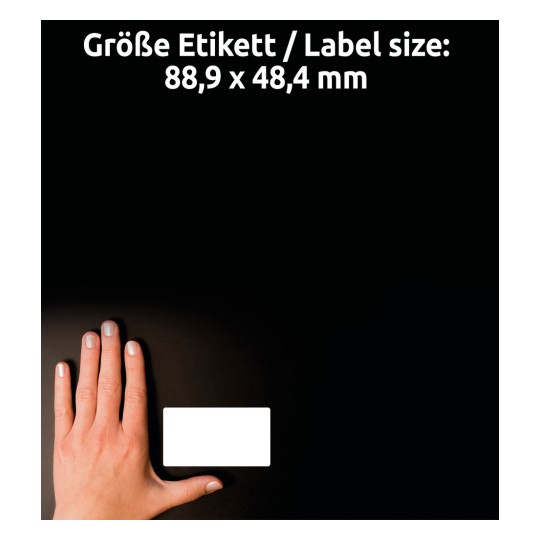 Kuvassa on käsi, joka on asetettu tyhjän etiketin viereen tummalla taustalla. Etikettien mitat on mainittu saksaksi ja ne ovat kooltaan 88,9 x 48,4 mm.