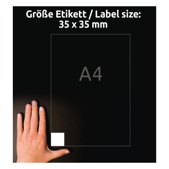 Kuvassa näkyy käsi, joka on sijoitettu 35 x 35 mm:n kokoisen etiketin viereen. Se korostaa kokoa suhteessa A4-kokoon ja sisältää mitat saksaksi, jotka osoittavat etiketin koon.