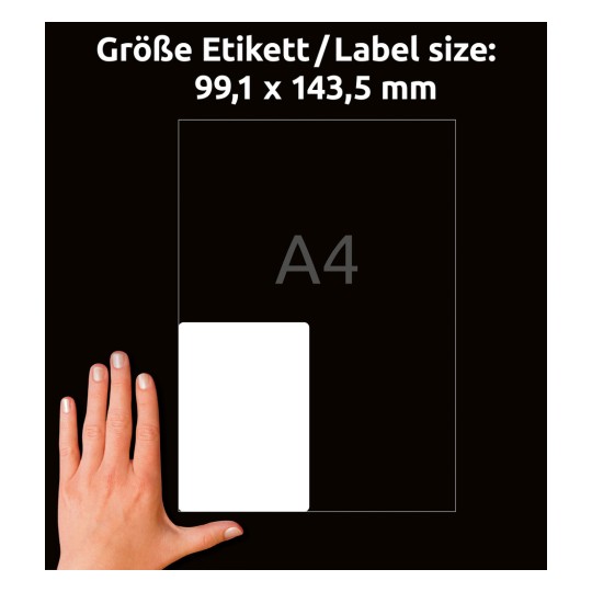 Kuva näyttää käden ja etiketin koon mittauksen. Etiketin koko on 99,1 x 143,5 mm, viitaten A4-kokoon. Tausta on tumma, korostaen etiketin muotoilua.