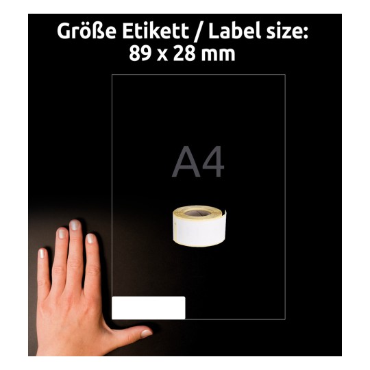 Kuvassa on käsi A4-kokoisen paperin vieressä, jossa on etikettirulla. Etiketin koko on ilmoitettu olevan 89 x 28 mm.