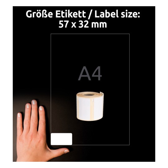 Tässä kuvassa on käsi tyhjien etikettien rullan vieressä, ja etikettien koko on merkitty 57 x 32 mm. Taustalla on mainittu A4-paperikoko.