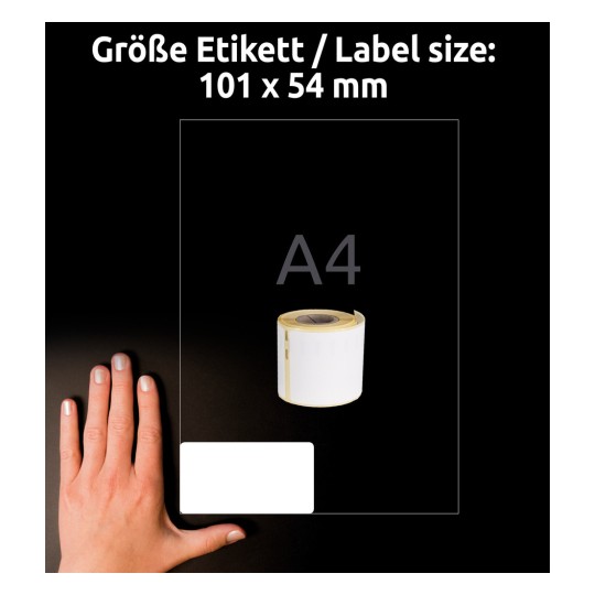 Kuva näyttää käden etikettirullan vieressä. Etiketin koko on ilmoitettu 101 x 54 mm, ja näkyvissä on valkoinen etikettitila. Konteksti liittyy etiketöintiin.