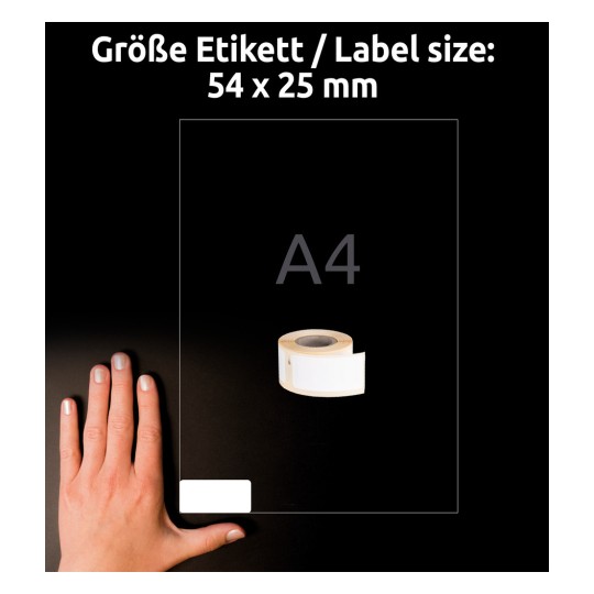 Kuva näyttää käden A4-kokoisen etikettiarkin vieressä, jonka mitat ovat 54 x 25 mm. Lähistöllä on valkoinen etikettinauharulla tummalla taustalla.