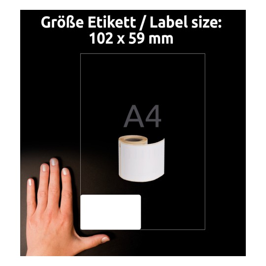Kuva näyttää käden, jossa on 102 x 59 mm kokoinen etiketti, vieressä tyhjien etikettien rulla, jonka koko on A4.