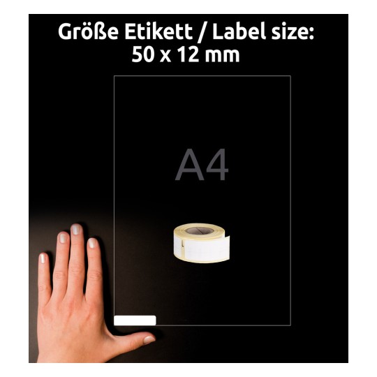 Kuvassa näkyy käsi, joka pitelee A4-kokoista paperiarkkia, vieressään 50 x 12 mm kokoisten tarralappujen rulla. Tausta on tumma, korostaen kuvan kohteita.