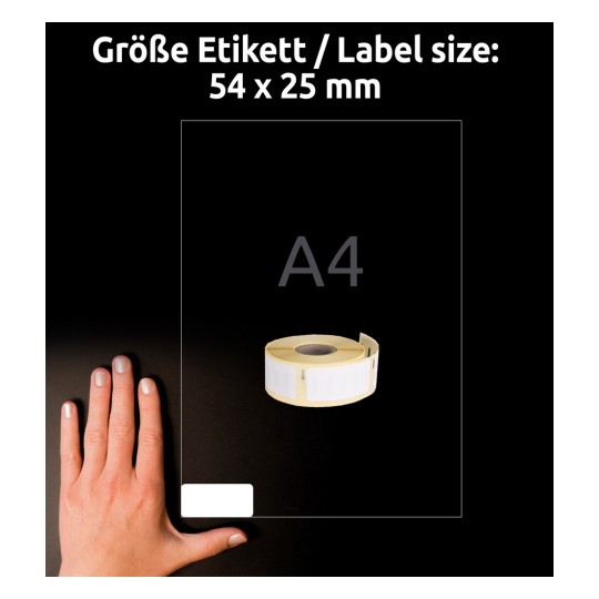 Kuva esittää kättä, joka osoittaa A4-arkin etiketin kokoa. Etiketin koko on 54 x 25 mm, ja käden vieressä on rulla tyhjiä etikettejä.