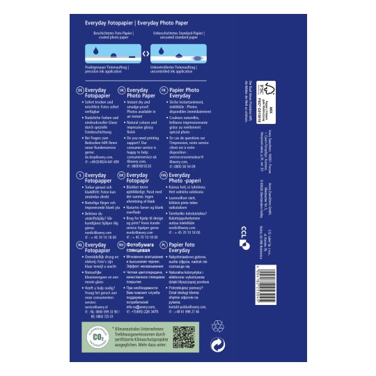 Kuva esittää 'Jokapäiväinen valokuvapaperi' -pakkauksen, jossa on tekstiä useilla kielillä. Se kertoo ominaisuuksista, kuten välitön kuivuminen, luonnolliset värit, ja sisältää asiakastuen yhteystiedot.
