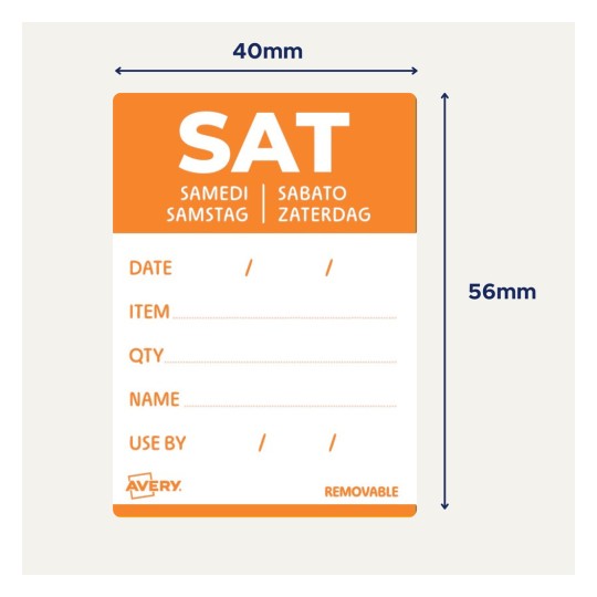 Tarra, jossa on oranssilla 'SAT', ja osiot päivämäärälle, tuotteelle, määrälle, nimelle ja viimeiselle käyttöpäivälle. Tarra on Averyltä ja on irrotettava.