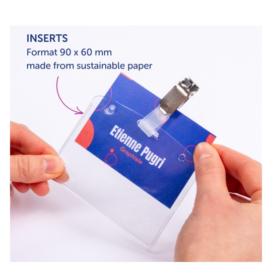 Henkilö, joka pitää nimilappupidikettä, jossa on sisällä nimi ja ammatti. Suunnittelu osoittaa, että se on valmistettu kestävästä paperista ja sisältää joitakin ohjeita.