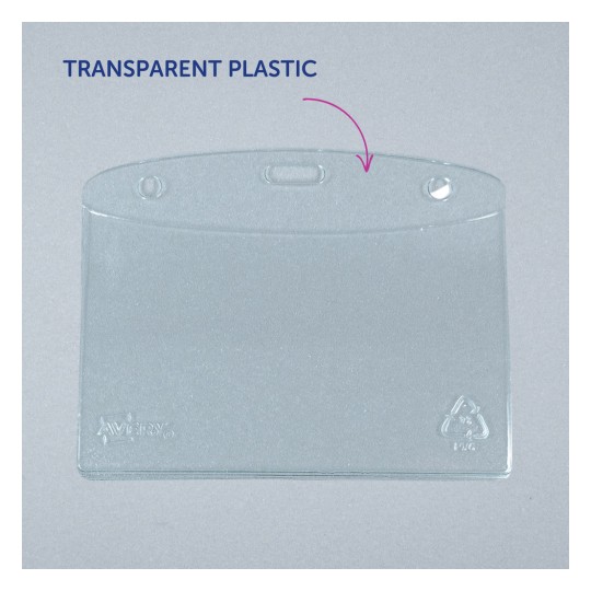 Kuva esittää kirkasta, läpinäkyvää muovista korttikoteloa, jossa on pyöristetyt reunat ja reikiä kiinnitystä varten ylhäällä. Se on vailla mitään sisälle asetettua sisältöä ja on asetettu harmaata taustaa vasten.