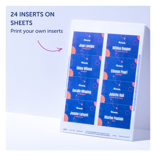 Kuva sisältää arkin, jossa on 24 paikkaa yksilöllisille nimikylteille. Kylteissä on nimiä ja ammattinimikkeitä eloisassa suunnittelussa. Mukana on henkilöitä kuten Jean Lamipu (Valokuvaaja), Chloe Wilson (Suunnittelija) ja Marine Poulain (Toimitusjohtaja) sekä muita.