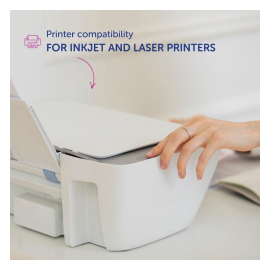 Kuvassa näkyy henkilön käsi, joka on vuorovaikutuksessa tulostimen kanssa, osoittaen tulostimen yhteensopivuuden mustesuihku- ja lasertulostimille.