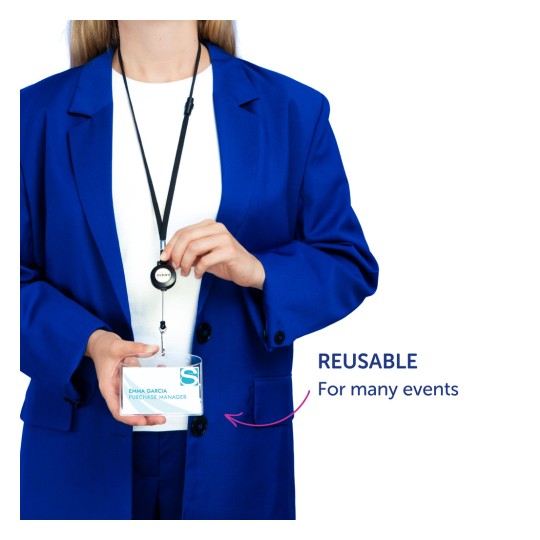 Nainen sinisessä bleiserissä pitää nimikylttiä, jossa lukee hänen nimensä, Emma Garcia, ja titteli, Hankintapäällikkö. Kyltti on vedettävässä kaulanauhassa, mikä korostaa sen uudelleenkäytettävyyttä tapahtumissa.