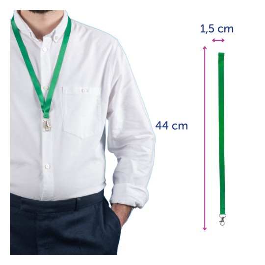 Kuvassa on henkilö, jonka kaulassa on vihreä kaulanauha. Kaulanauhassa on klipsi, ja sen mitat ovat 44 cm pituudeltaan ja 1,5 cm leveydeltään. Henkilö on pukeutunut valkoiseen paitaan ja laivastonsinisiin housuihin.