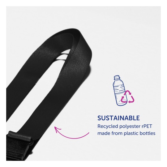 Kuvassa on musta hihna, jossa on teksti "SUSTAINABLE" ja joka on valmistettu kierrätetystä rPET-polyesteristä. Mukana on kuvitus muovipullosta ja kierrätysnuolista. Se korostaa muovin uudelleenkäytön ympäristöhyötyjä.