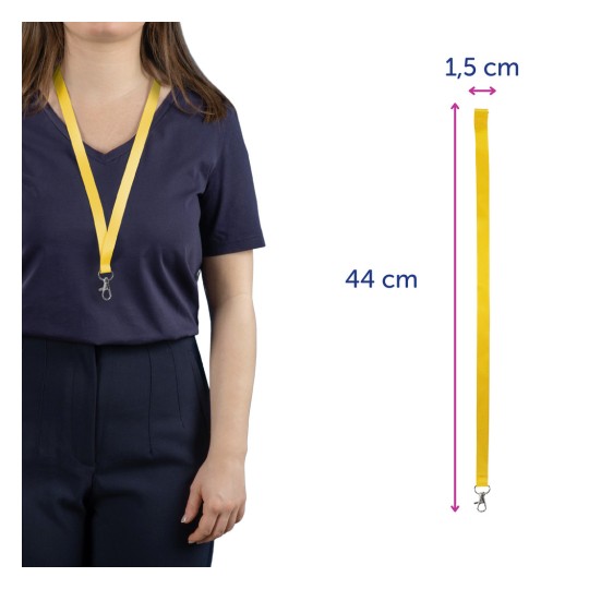 Kuvassa on henkilö, jolla on yllään laivastonsininen paita ja kaulassa keltainen avainnauha. Avainnauhan mitat ovat 44 cm pituudeltaan ja 1,5 cm leveydeltään.