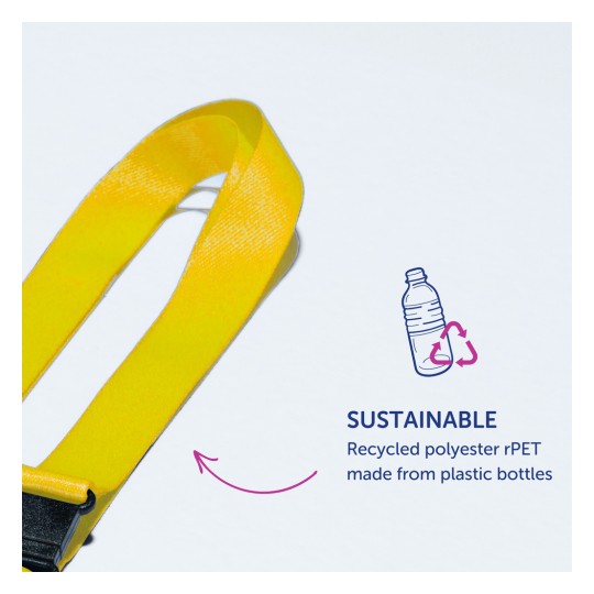 Kuvassa on keltainen hihna, jossa on solki, ja sen merkinnässä lukee "SUSTAINABLE". Se selittää, että hihna on valmistettu kierrätetystä rPET-polyesterista, joka on peräisin muovipulloista.