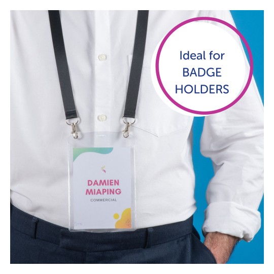 Kuvassa näkyy henkilö, jolla on valkoinen paita ja nimenpidike kaulassa. Nimenpidikkeessä lukee 'Damien Miaping' ja titteli 'Commercial.' Kuvatekstissä lukee 'Ihanteellinen NUMEROKORTINPIDIKKEILLE.' Tausta on yksivärisen sininen.