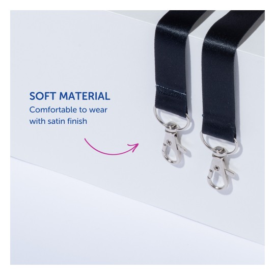 Kuva esittää kahta satiinista hihnaa, joissa on metallikiinnikkeet, ja korostaa niiden pehmeää materiaalia ja mukavuutta. Tekstikuvauksessa korostetaan niiden satiinimaista pintaa ja käyttömukavuutta.