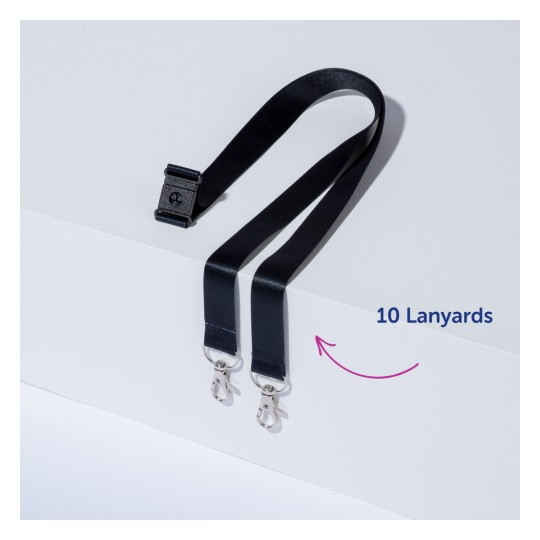 Kuva näyttää kaksi mustaa kaulanauhaa, joiden molemmissa päissä on metalliklipsit. Ne lepäävät valkoisella pinnalla, ja etiketissä lukee "10 kaulanauhaa."