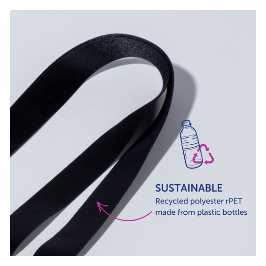 Kuvassa on musta nauha, joka on valmistettu kierrätetystä polyesteristä, teksti korostaa sen kestävää luonnetta toteamalla, että se on valmistettu muovipulloista.