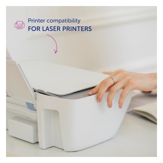 Kuva esittää kättä, joka on vuorovaikutuksessa tulostimen kanssa, ja korostaa laserprintereille erityisesti soveltuvaa tulostinyhteensopivuutta.