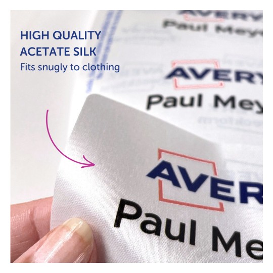 Kuva esittelee korkealaatuisen asetaattisilkistä valmistetun etiketin, joka istuu tiiviisti vaatteeseen, ja siinä on teksti 'HIGH QUALITY ACETATE SILK' ja tuotemerkin nimi 'Avery' näkyvissä.