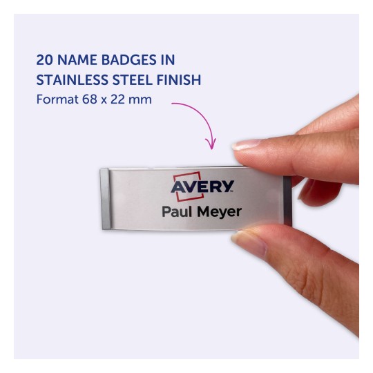 Kuva, jossa on ruostumattomasta teräksestä valmistettu nimikyltti, jossa lukee 'Avery Paul Meyer'. Kylttiä pitelee ihmisen käsi. Tausta on vaalean violetti, ja kyltin mitat ovat 68 x 22 mm.