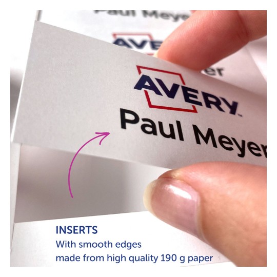 Kuvassa näkyy lähikuva kädessä pidettävästä käyntikortista, jossa on näkyvästi esillä 'Avery' sekä nimi 'Paul Meyer' ja tiedot korkealaatuisesta paperista tehdyistä liitteistä.